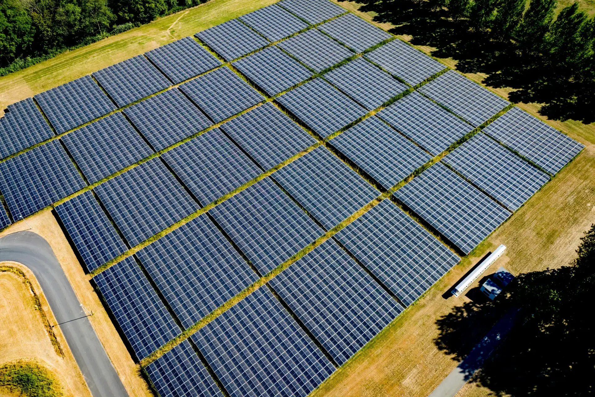 Luftaufnahme eines grossflächigen Solarparks