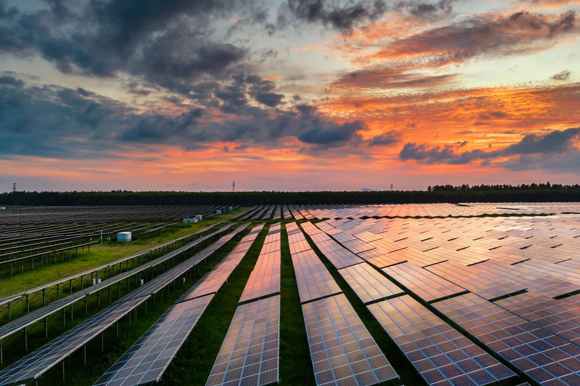 Solarpark in der Abenddämmerung